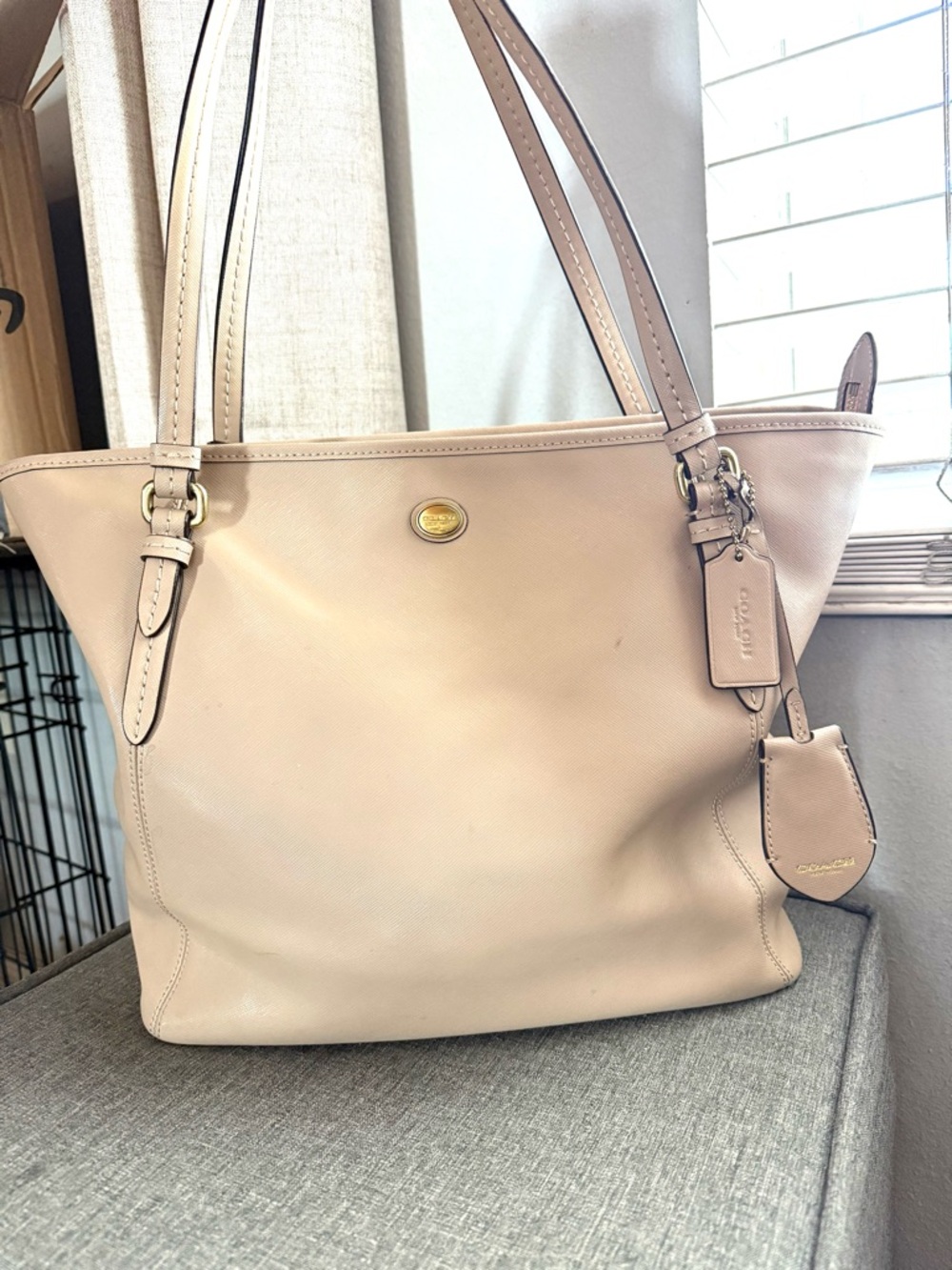 COACH LIGHT BEIGE PEYTON LEATHER ZIP TOP TOTE WITH GOLD HARDWARE - Picture 2 of 8